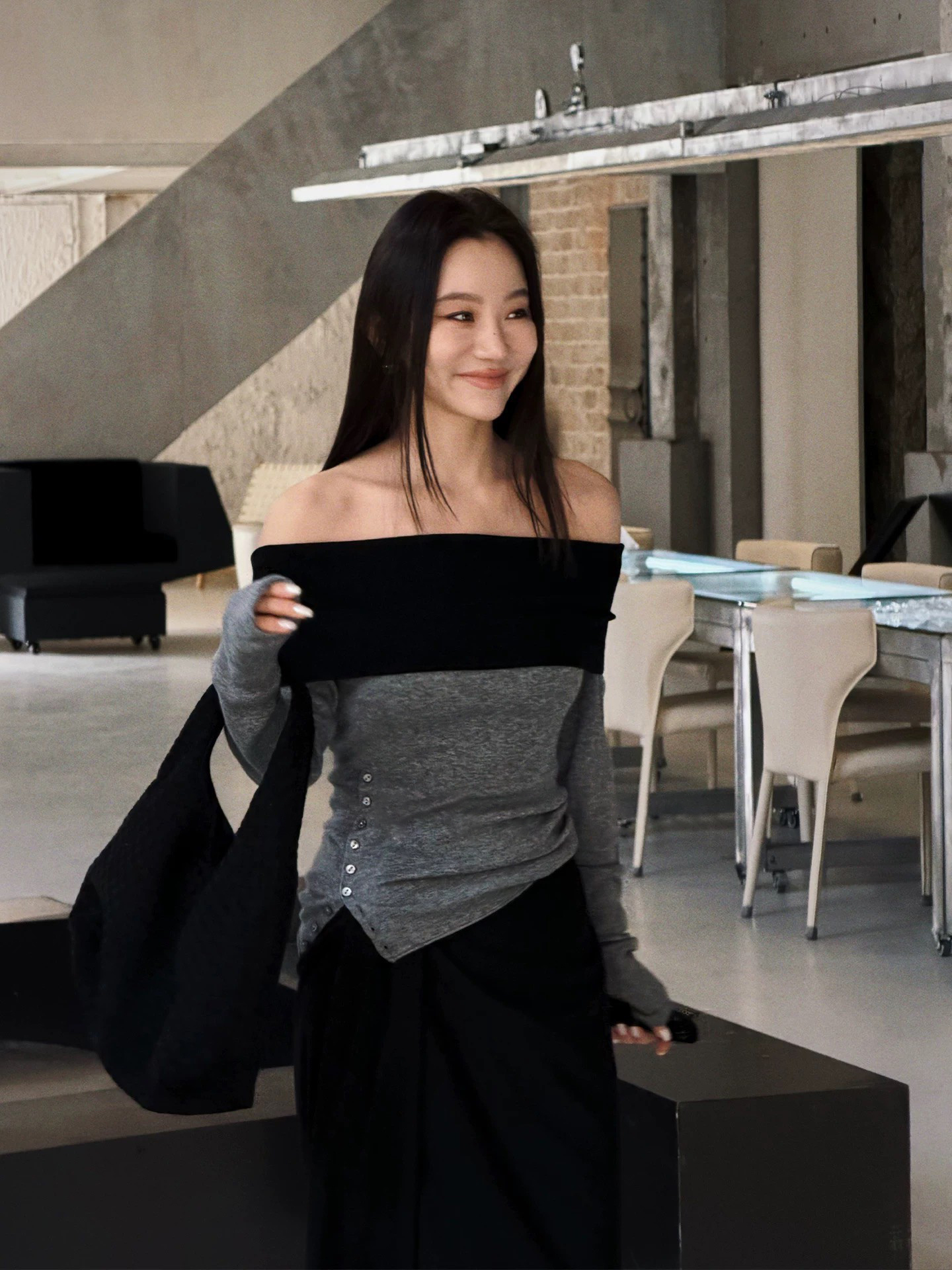 質感灰露肩反摺一字領側排釦上衣-S-L (Elegant & Love)