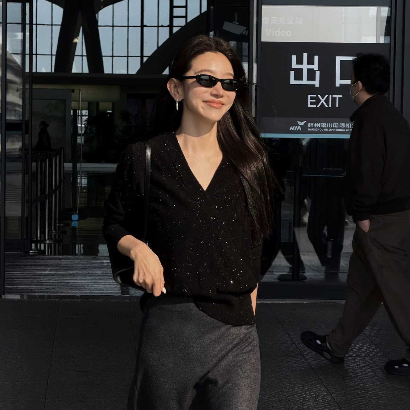 經典黑閃亮亮五分袖V領針織上衣-S-L (Elegant & Love)