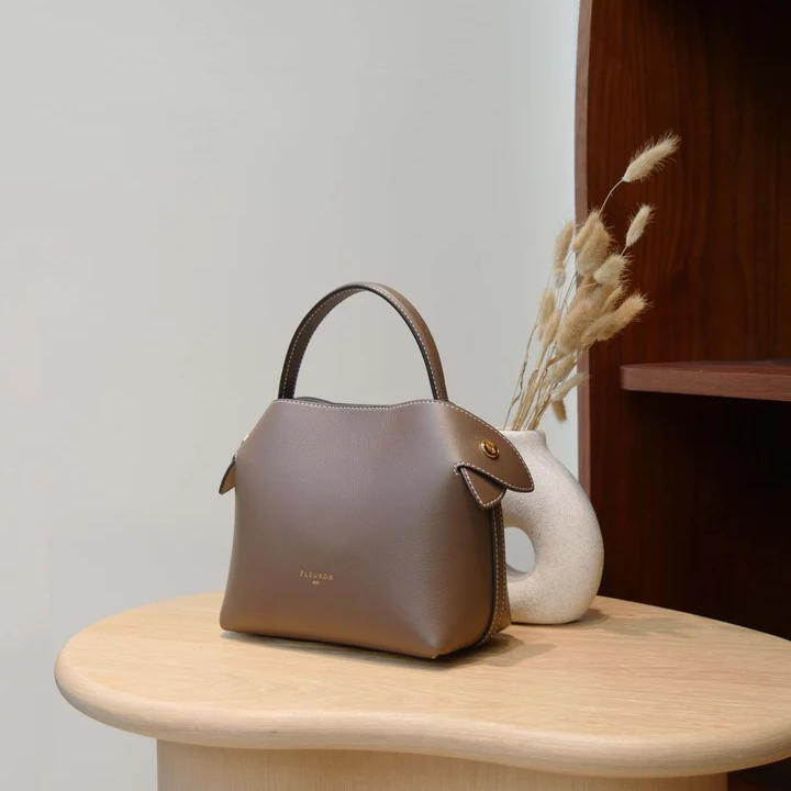 1FL0104-038 [FLEURON] Mini Swann Taupe Foncé #MAF04VL1312DKT (EU)