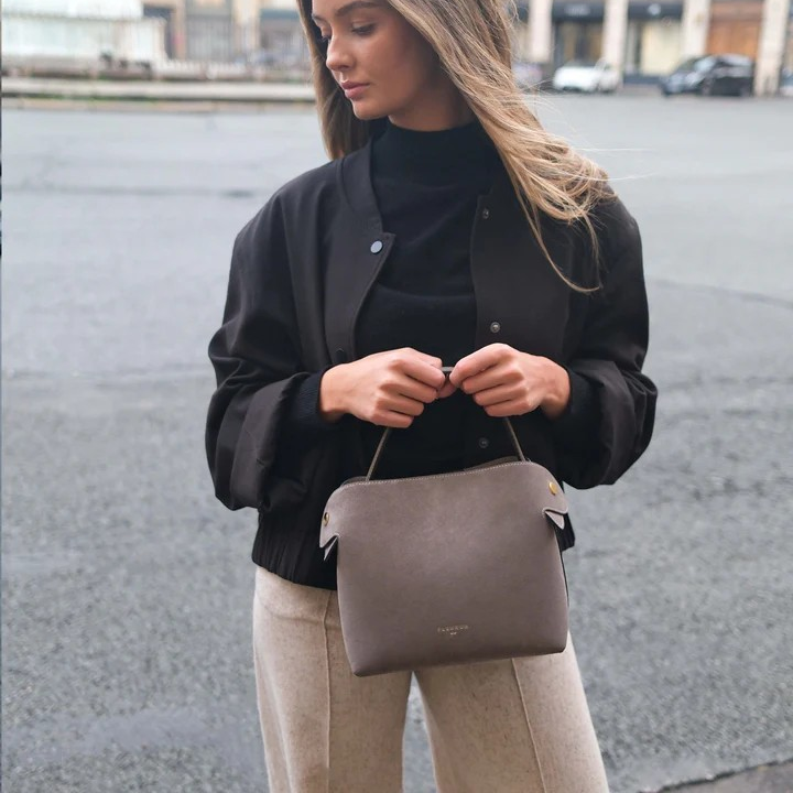 1FL0104-047 [FLEURON] Medium Swann Suede Taupe #MAF06SV1108MOL (EU)