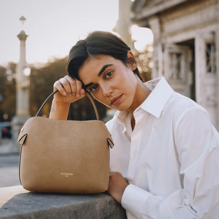 1FL0104-048 [FLEURON] Medium Swann Suede Biscuit #MAF06SV1214BSC (EU)