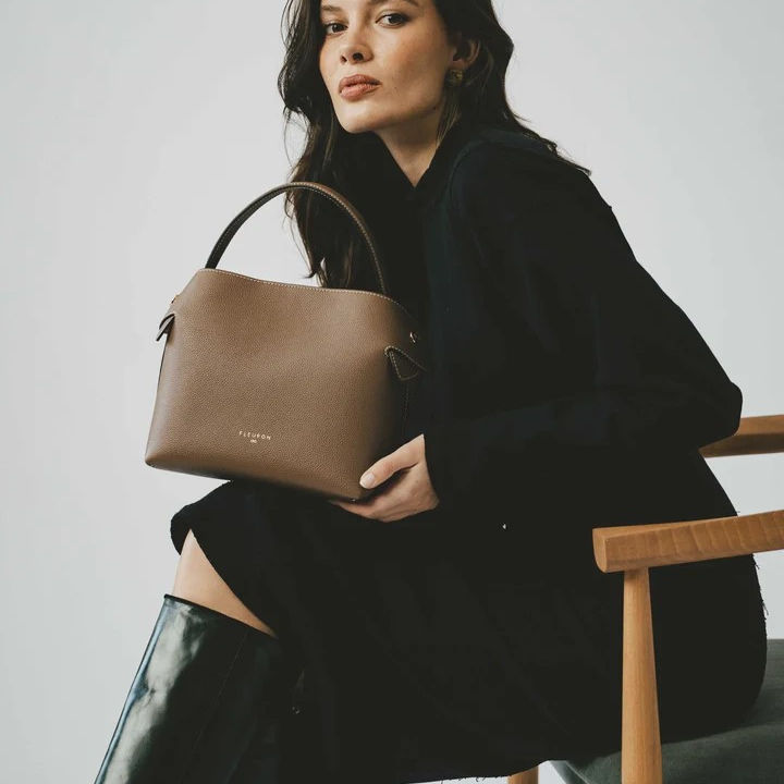 1FL0104-058 [FLEURON] Medium Swann Marron Glacé #MAF06VG1029CCN (EU)