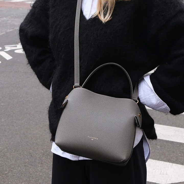 1FL0104-075 [FLEURON] Medium Swann Gris Ciment #MAF06VG5204CGR (EU)