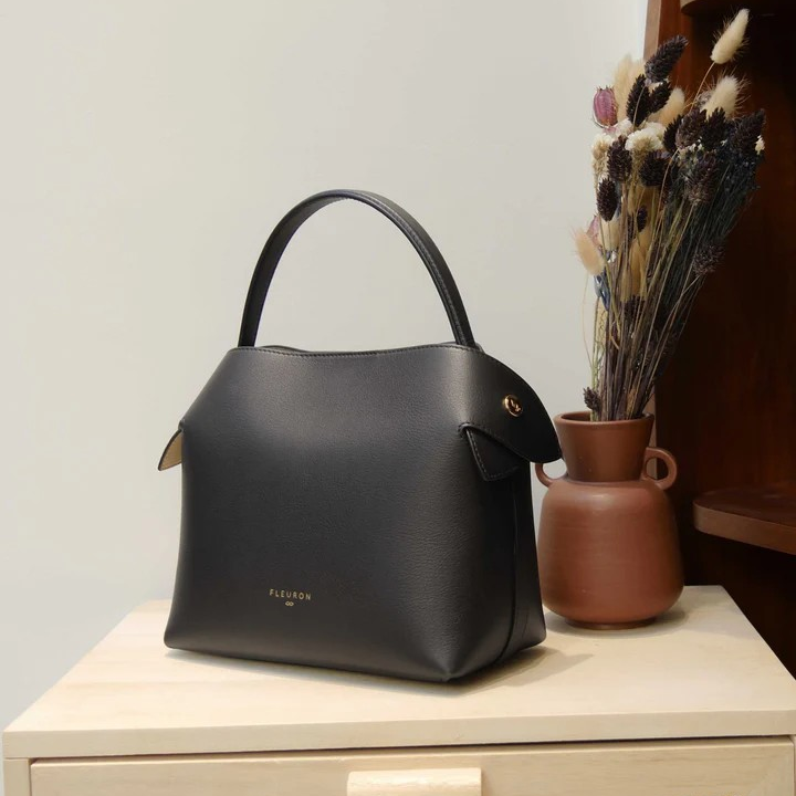 1FL0104-079 [FLEURON] Medium Swann Noir Lisse #MAF06VL0303BLK (EU)