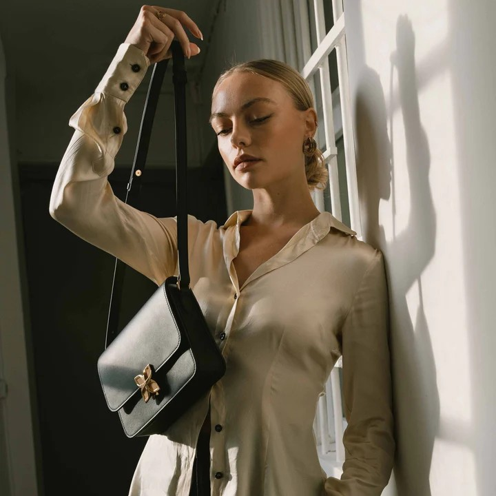 1FL0104-133 [FLEURON] Hortensia Noir Lisse #MAF12VL0303BLK (EU)