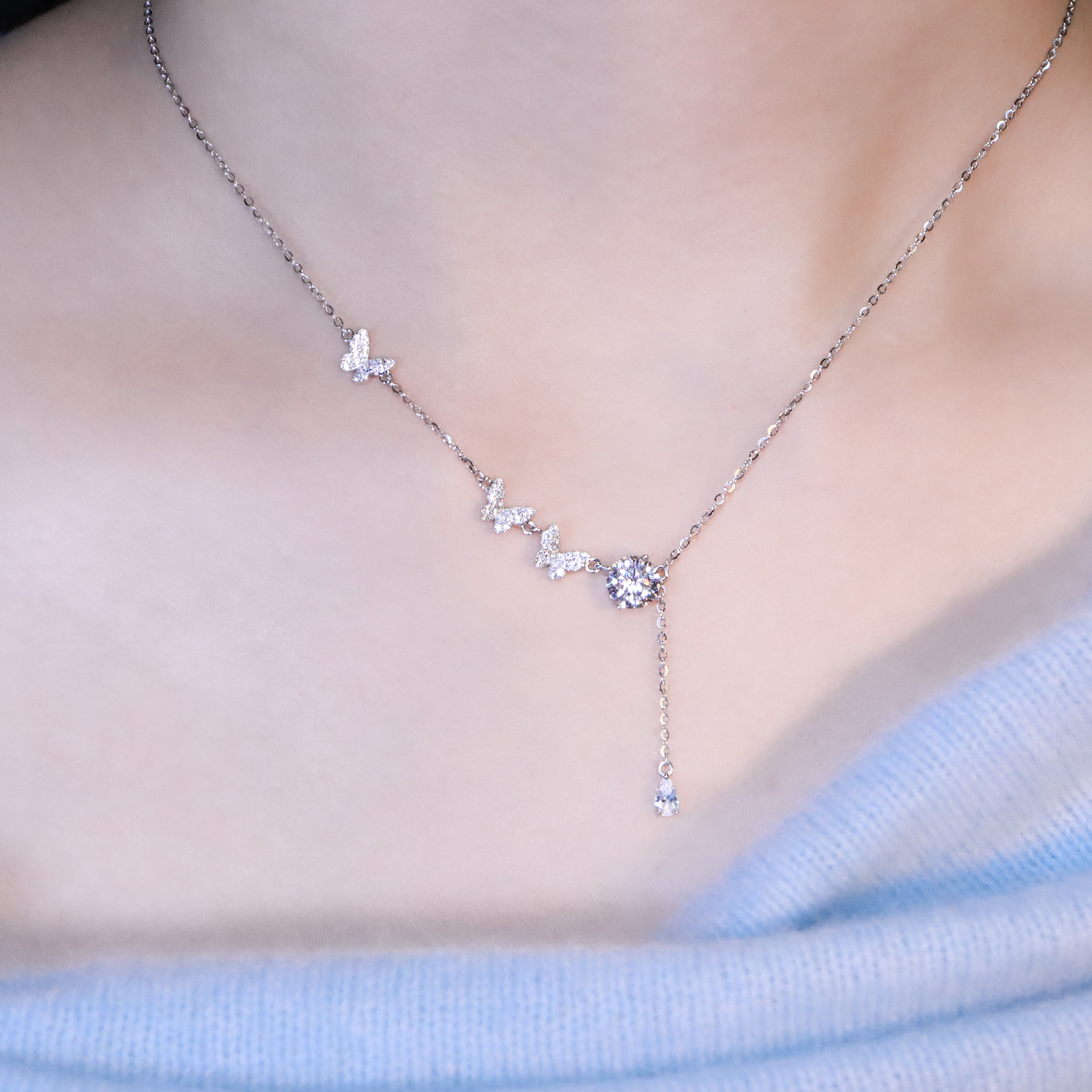 | 925純銀・厚鍍白金・莫桑石 | 鑽光蝶境項鍊 | NE1573 |