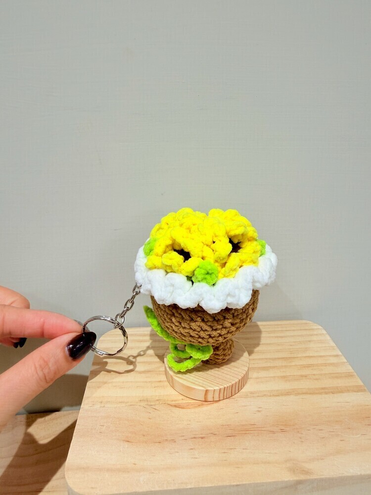 白色滾邊黃花一小束花編織吊飾
