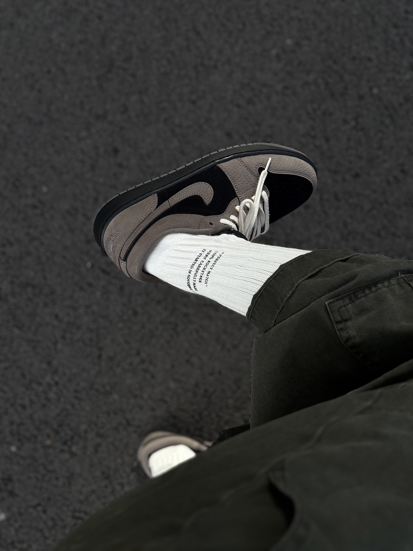 代購-Jordan Air Jordan 1 <倒勾平替> 摩卡小倒鈎配色 低幫 復古籃球鞋 男女同款 棕黑色 IB7109-005 (只有黑鞋帶)