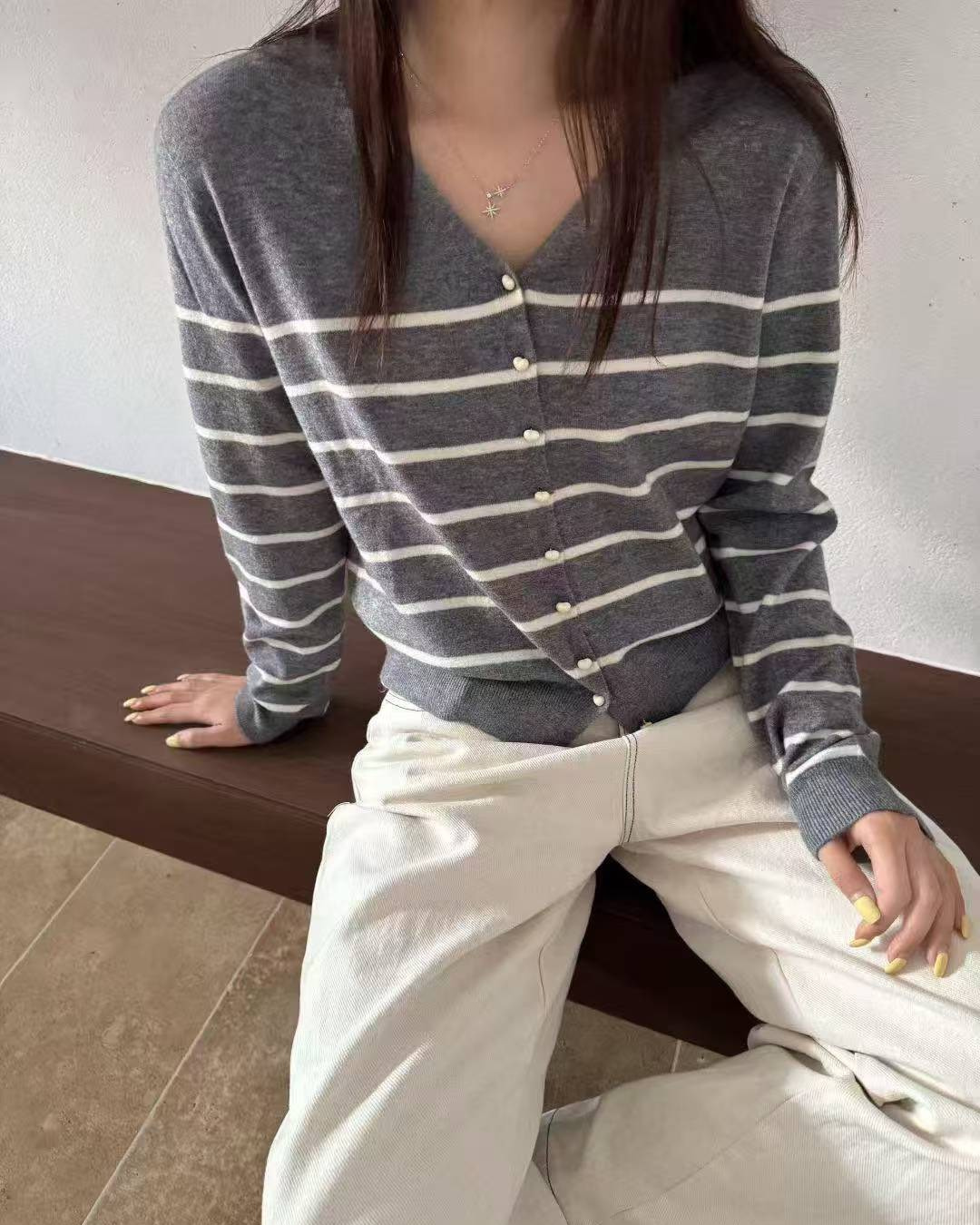 Nellie&Co.V領條紋愛心鈕釦針織上衣