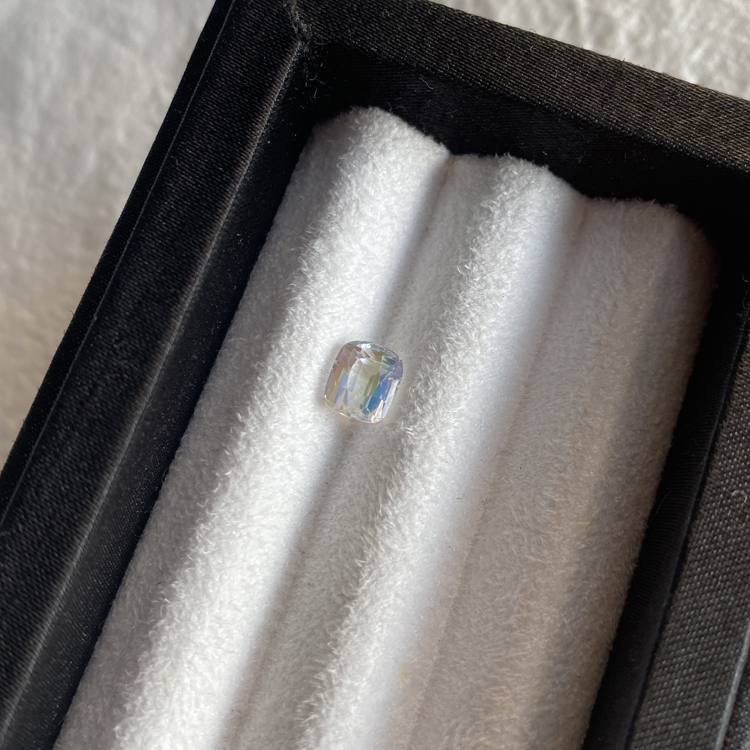 彩虹月光石 Rainbow Moonstone/1.10克拉