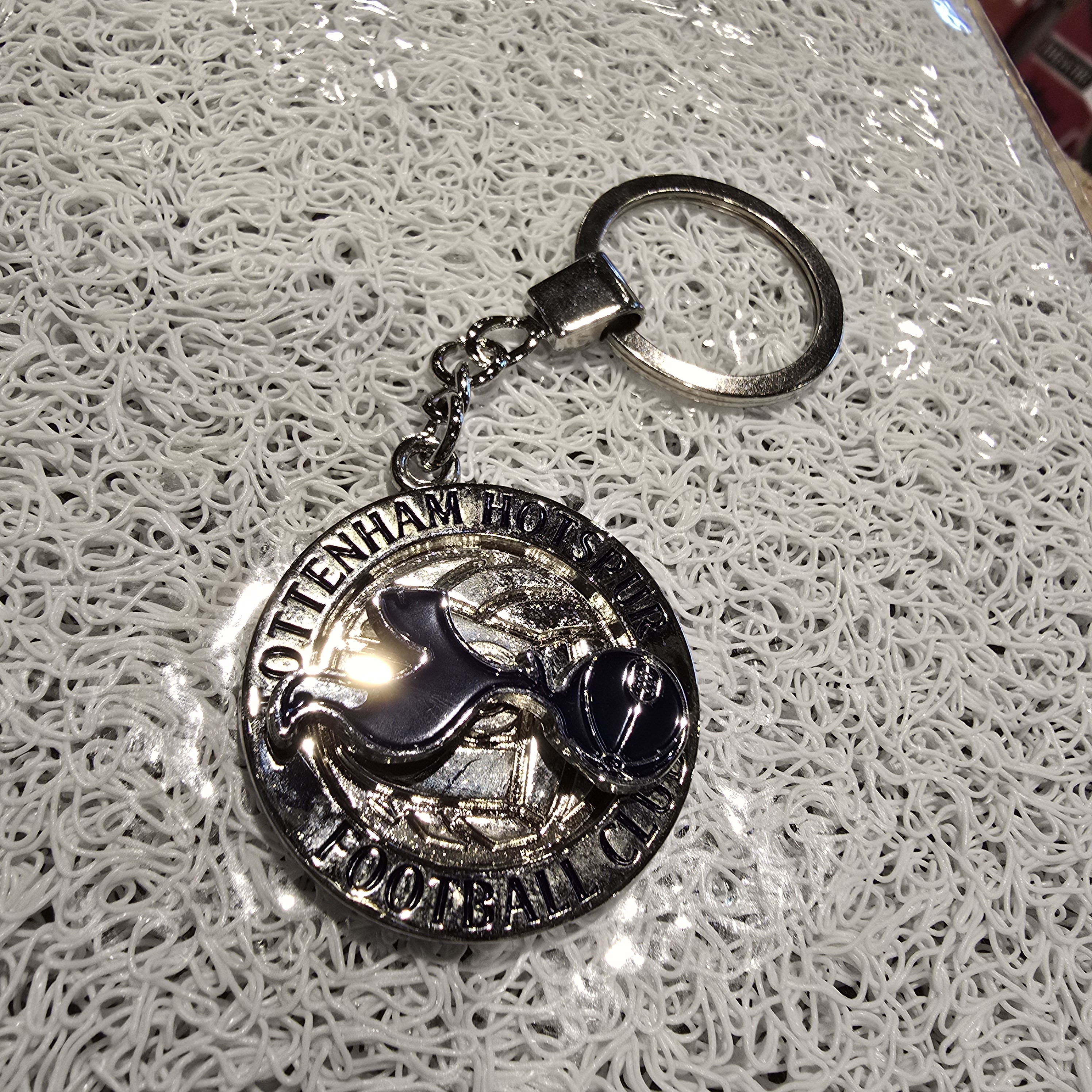 熱刺銀深藍色旋轉會徽鎖匙扣