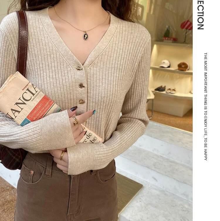 【簡約百搭的Y字領釦飾坑條針織上衣】（現貨）