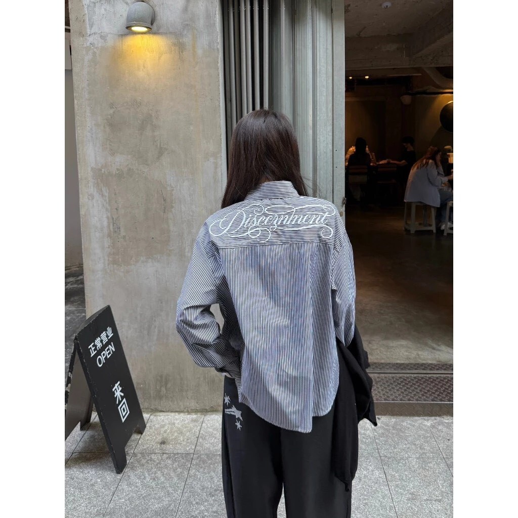 DISCERNMENT DCM 條紋 襯衫 刺繡 草寫字體 老錢風 3755
