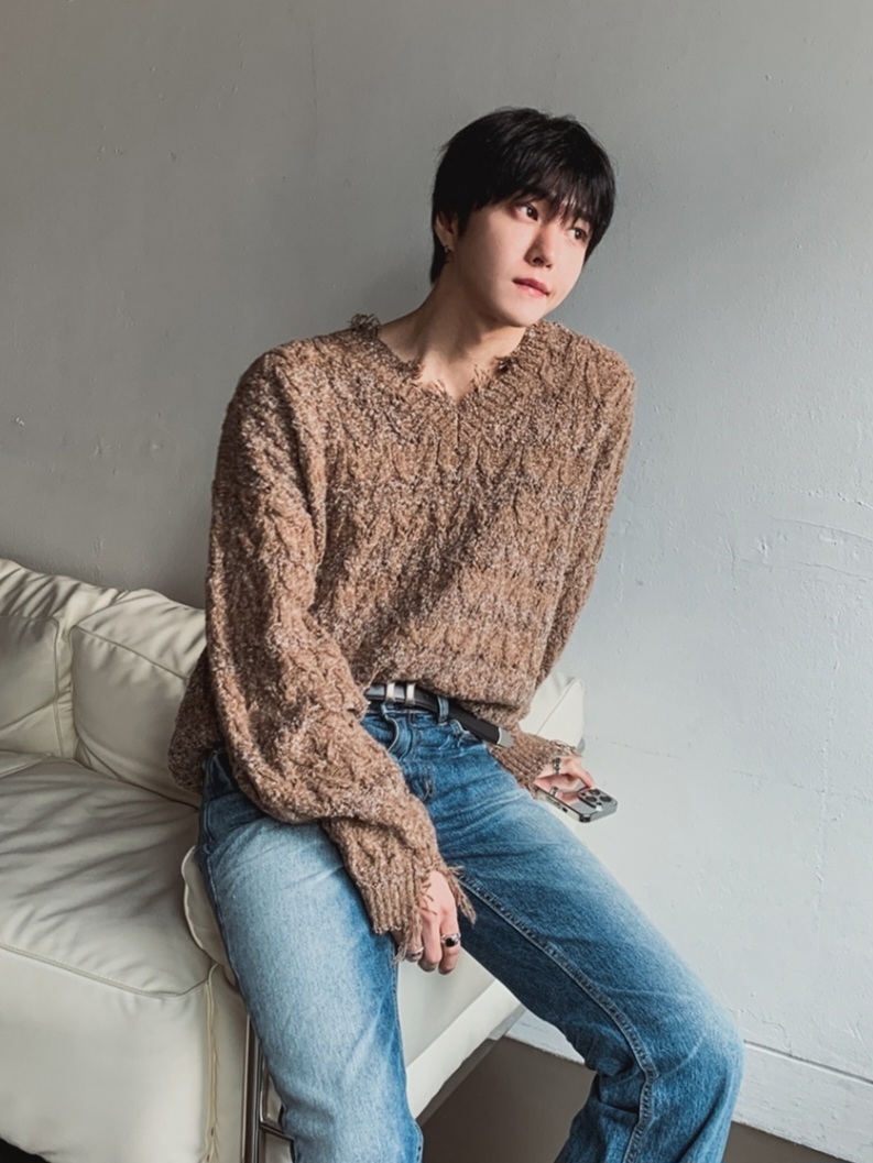 破損V領羊毛針織衫