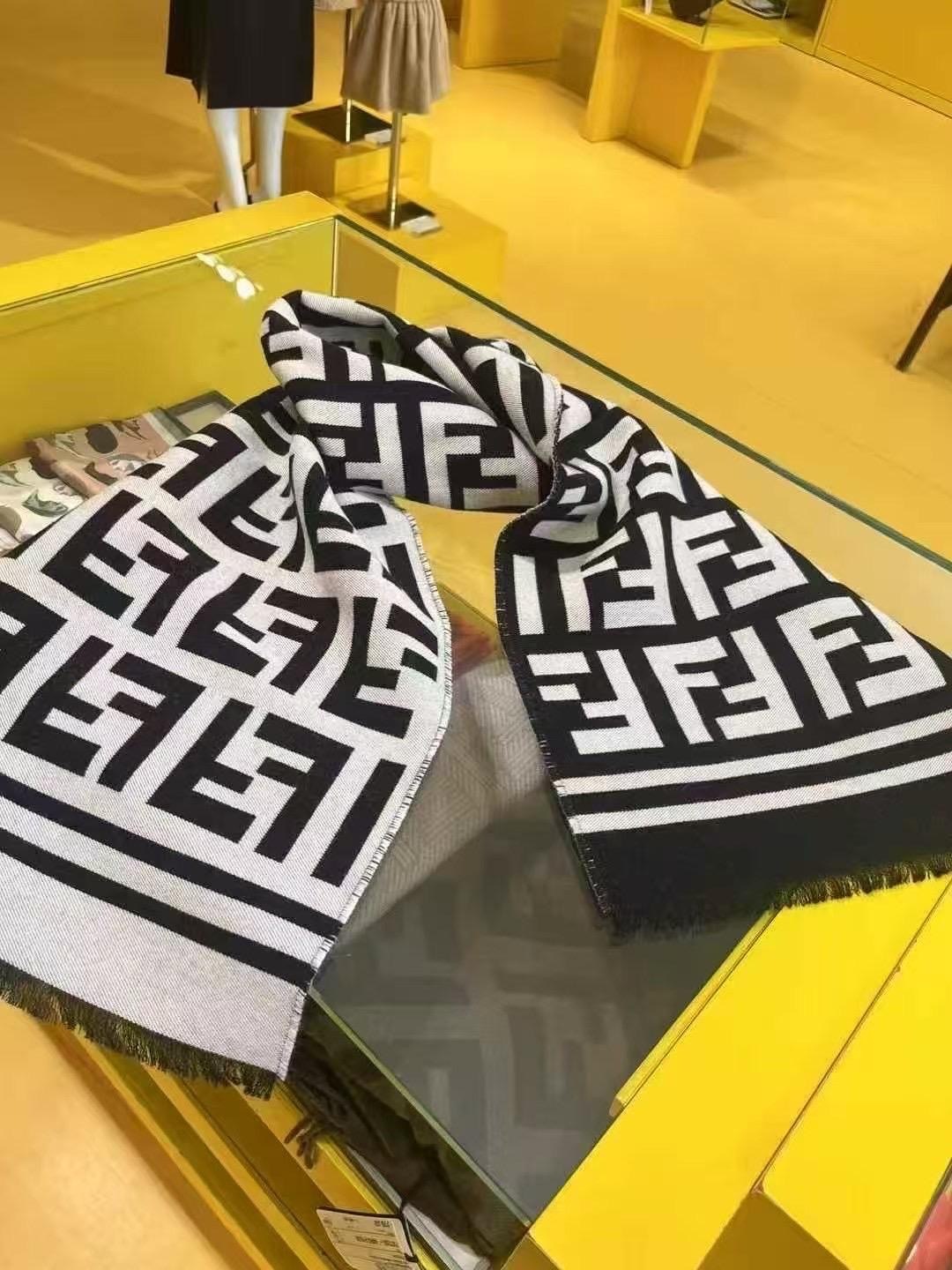 Outlet Fendi Scarf