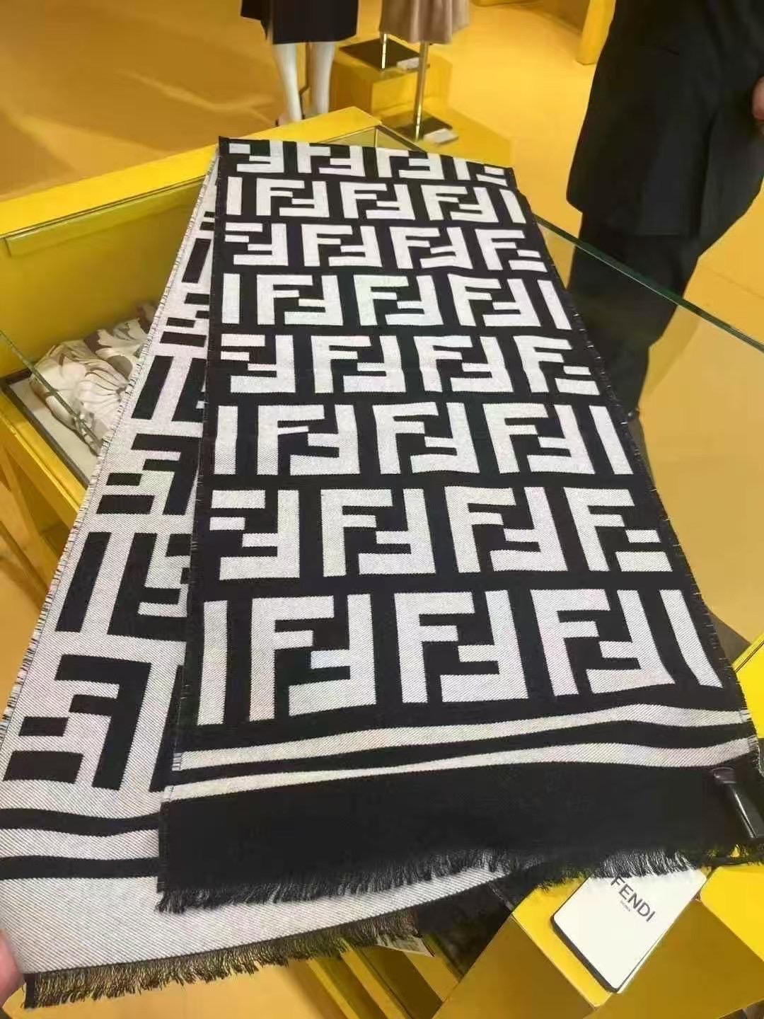 Outlet Fendi Scarf