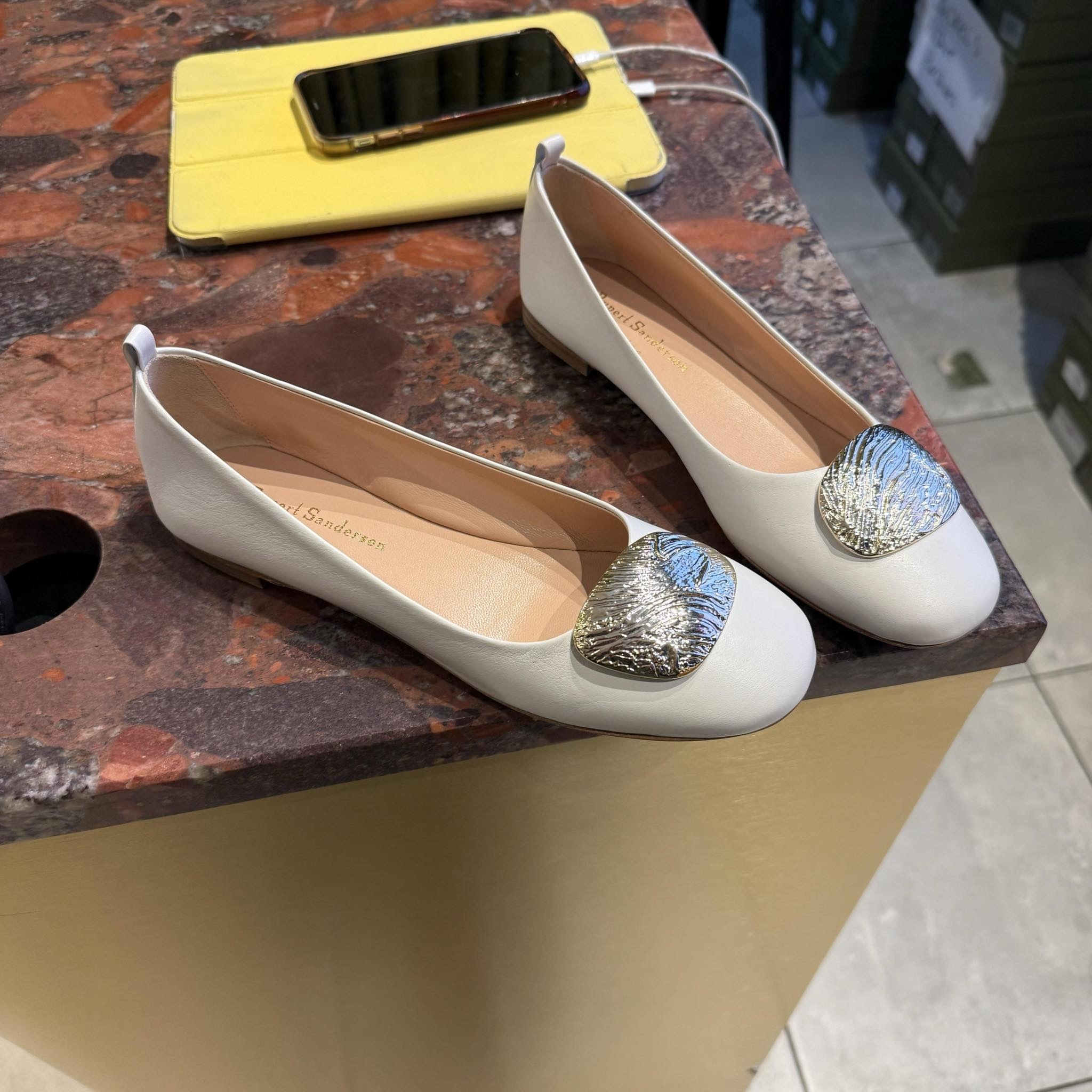 Rupert Sanderson vedette flats ripple white