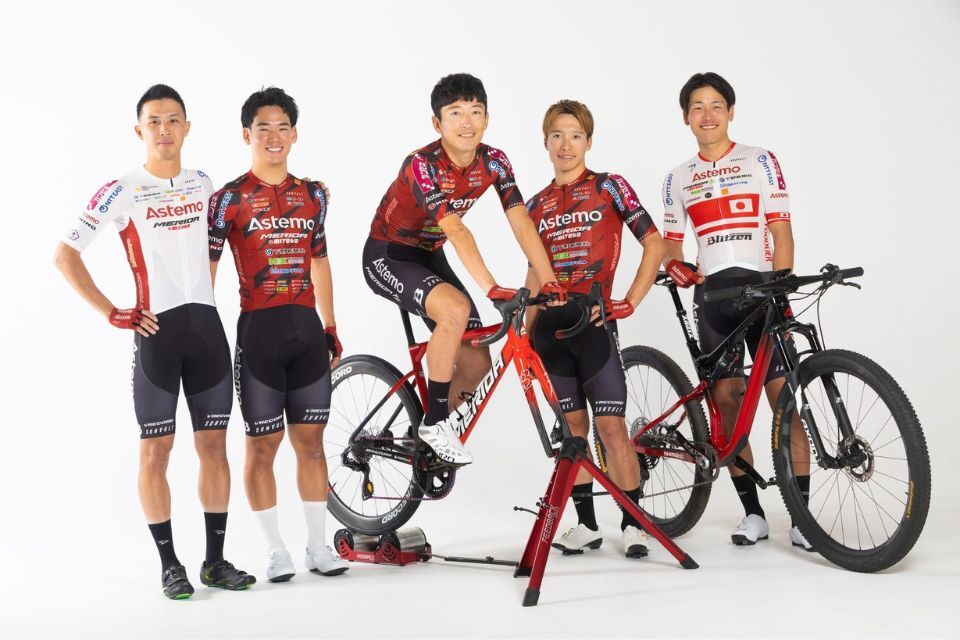 Astemo 宇都宮車隊合影，陣中同時包含日本XC(最右)與台灣公路冠軍(最左)身分選手，並採用 Merida 車款。