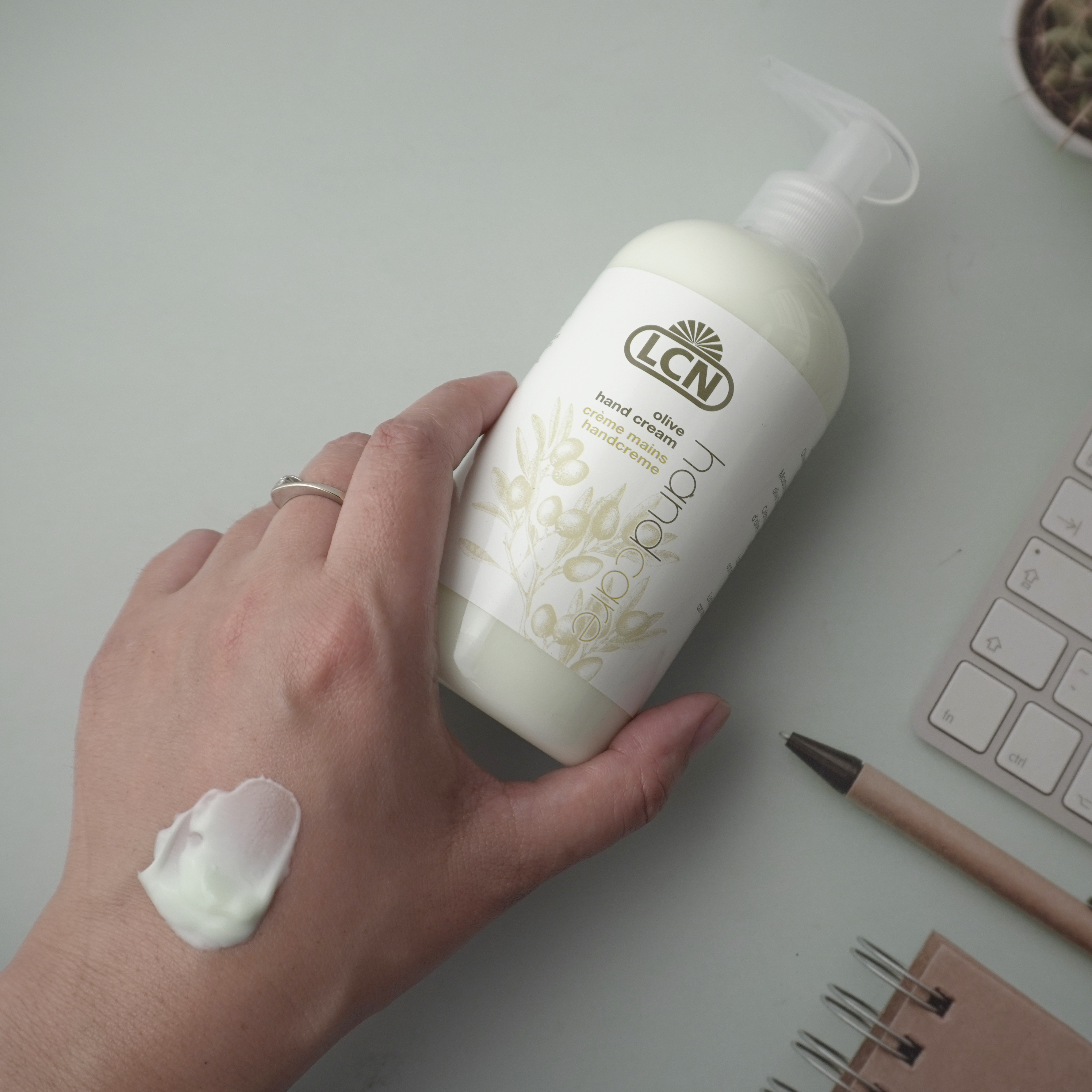 LCN 橄欖水漾潤手霜 – 清爽果香味 250ml