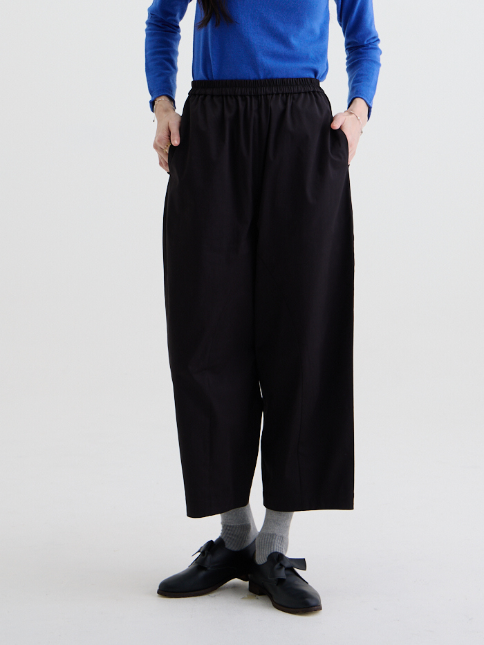 黑潮九分弧線寬褲-墨黑