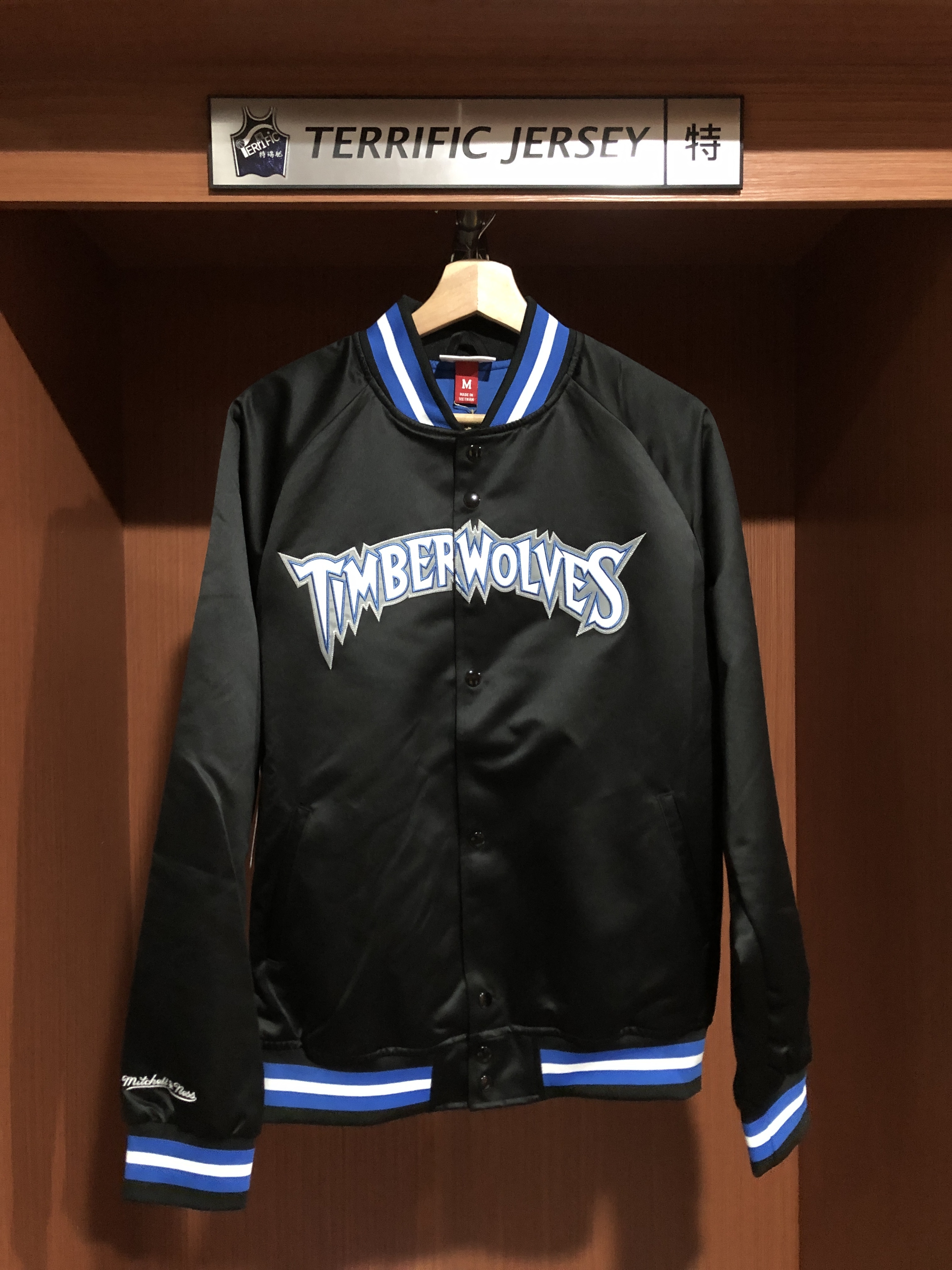 NBA外套 Minnesota Timberwolves 明尼蘇達灰狼黑 輕量化棒球外套 M&N HWC Lightweight Satin Jacket 全新