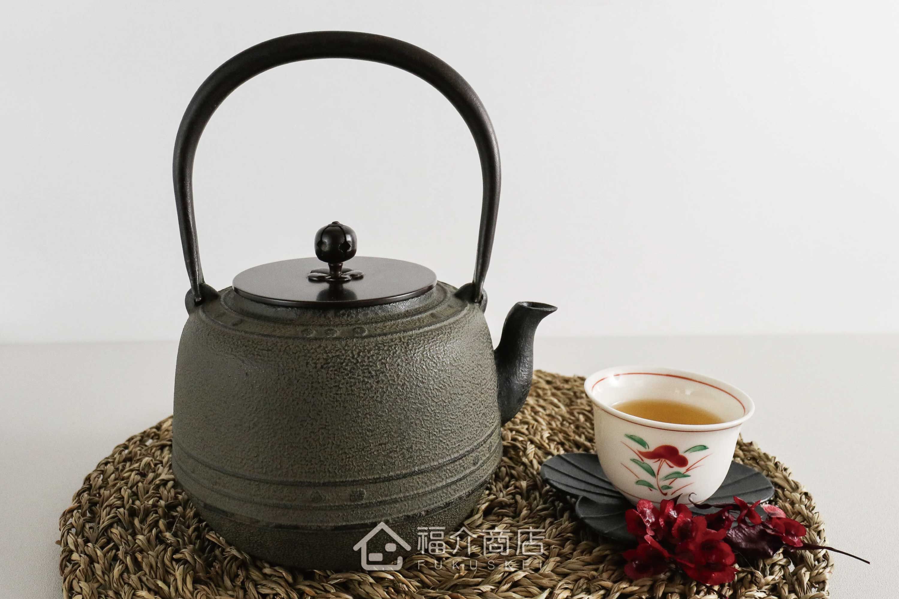 菊地政光所製作煮水泡茶用的經典萬代屋型鐵壺,壺身用擂座裝飾技法