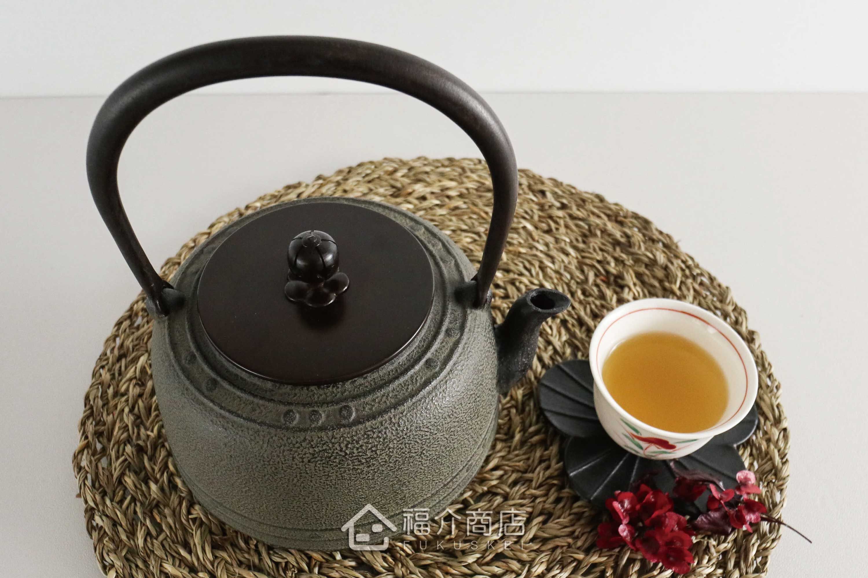 菊地政光所製作煮水泡茶用的經典萬代屋型鐵壺,壺身用擂座裝飾技法