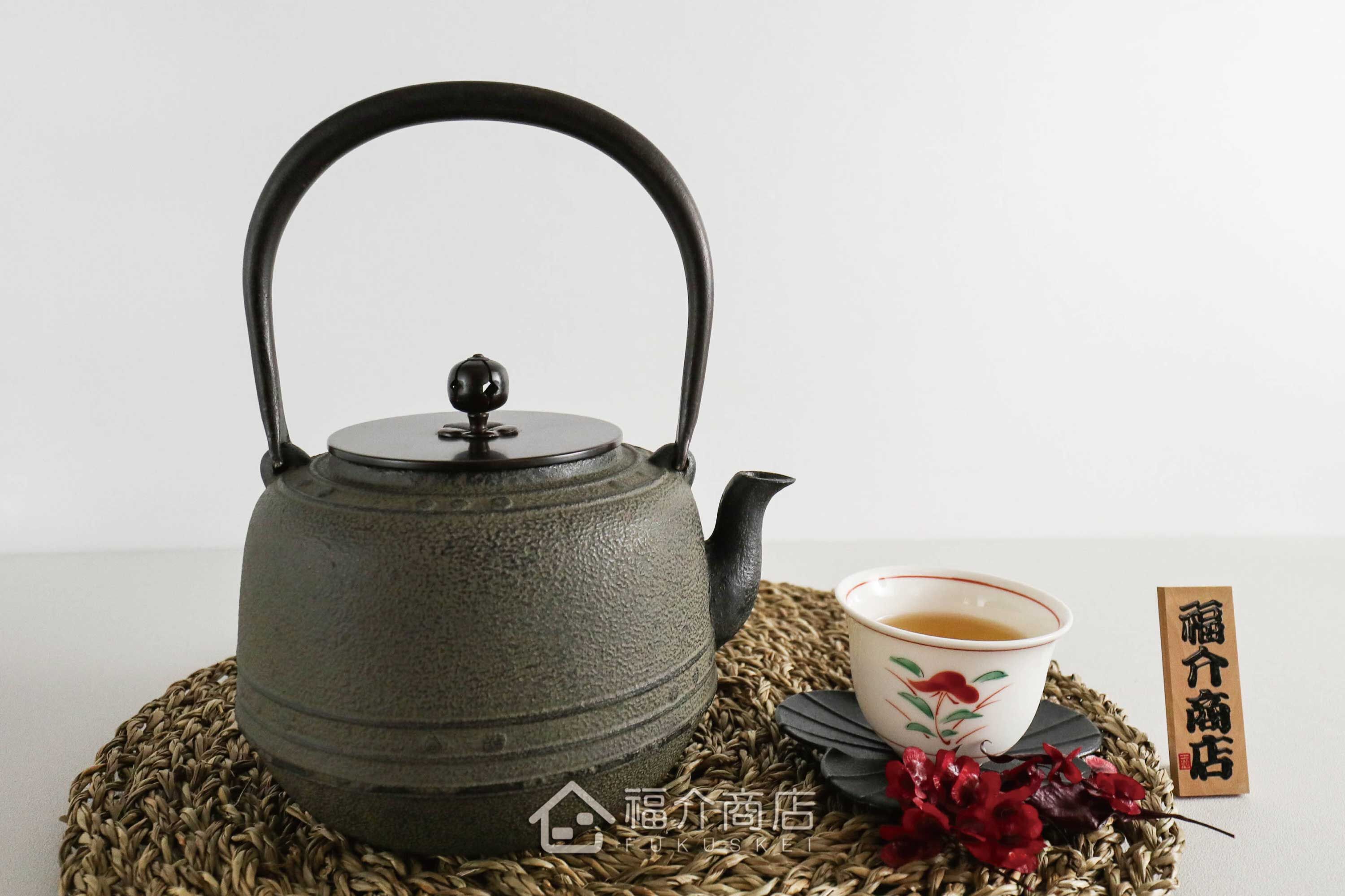 菊地政光所製作煮水泡茶用的經典萬代屋型鐵壺,壺身用擂座裝飾技法