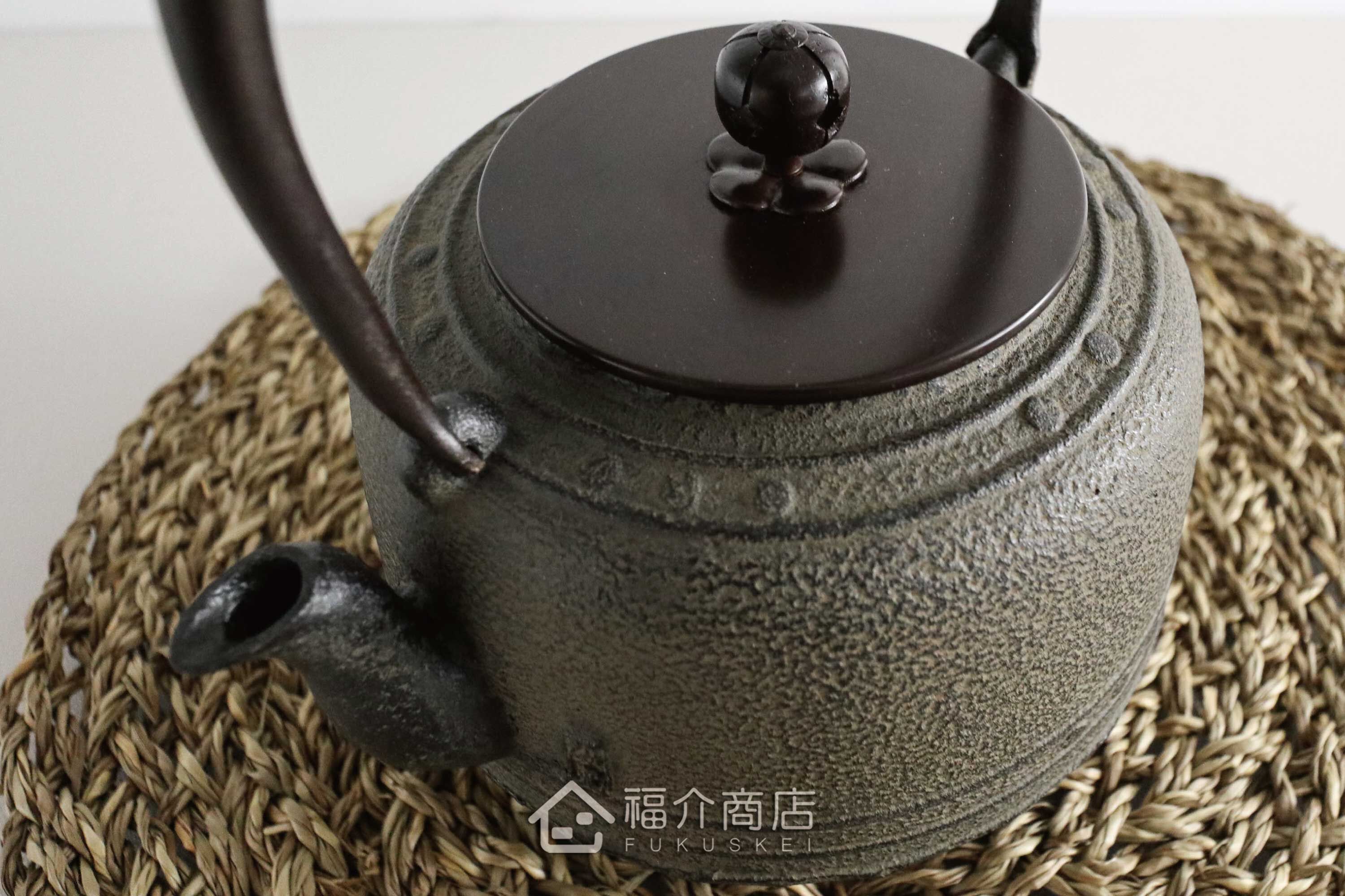 菊地政光所製作煮水泡茶用的經典萬代屋型鐵壺,壺身用擂座裝飾技法