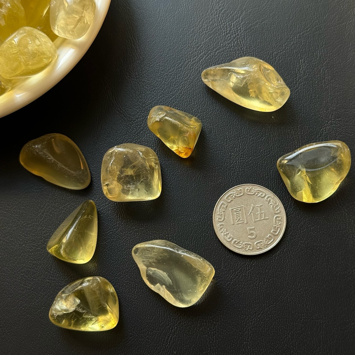 [原石] 檸檬黃水晶 水晶滾石 普通等級