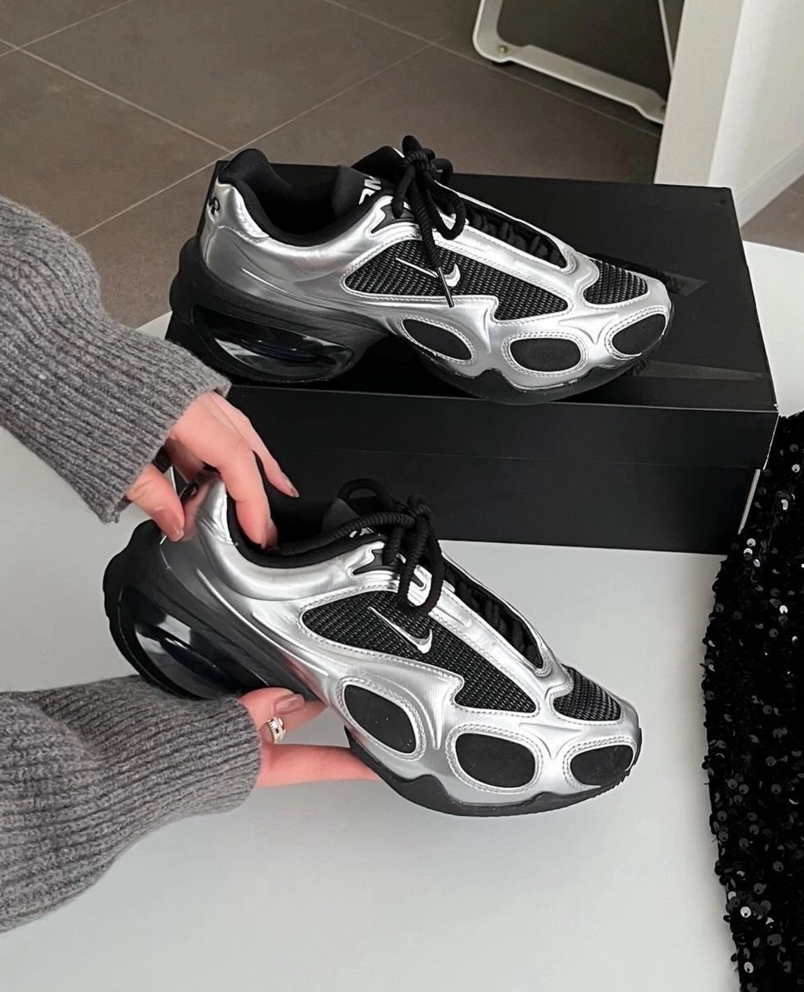 NIKE WMNS AIR MAX MUSE BLACK METALLIC SILVER 銀黑色