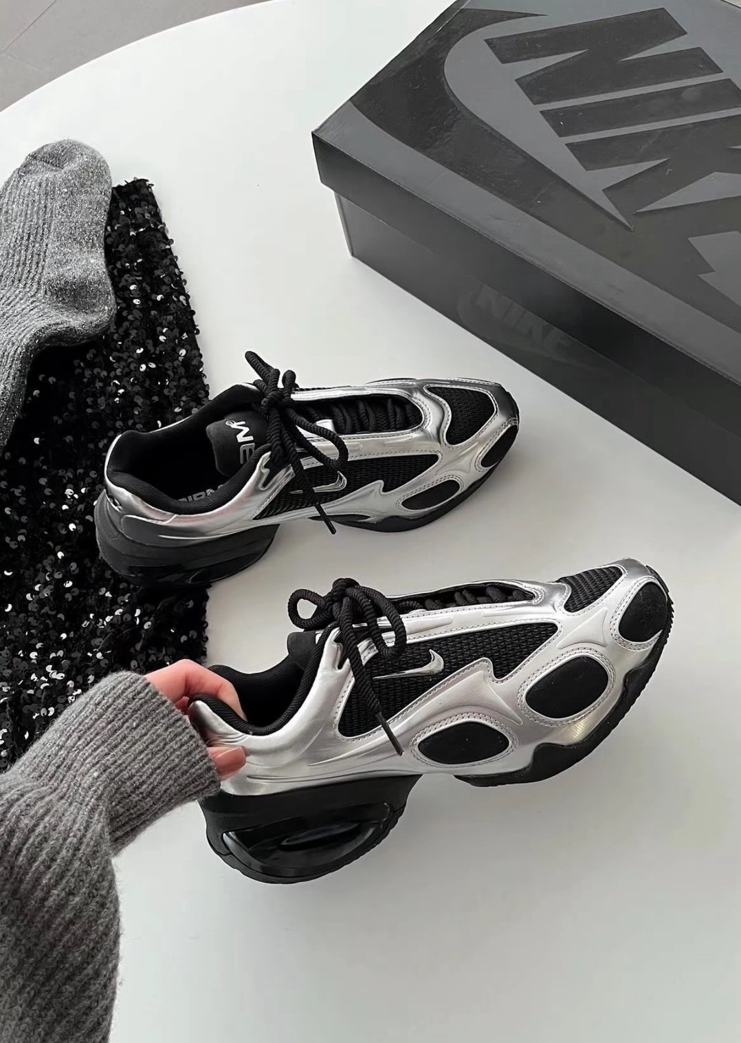 NIKE WMNS AIR MAX MUSE BLACK METALLIC SILVER 銀黑色