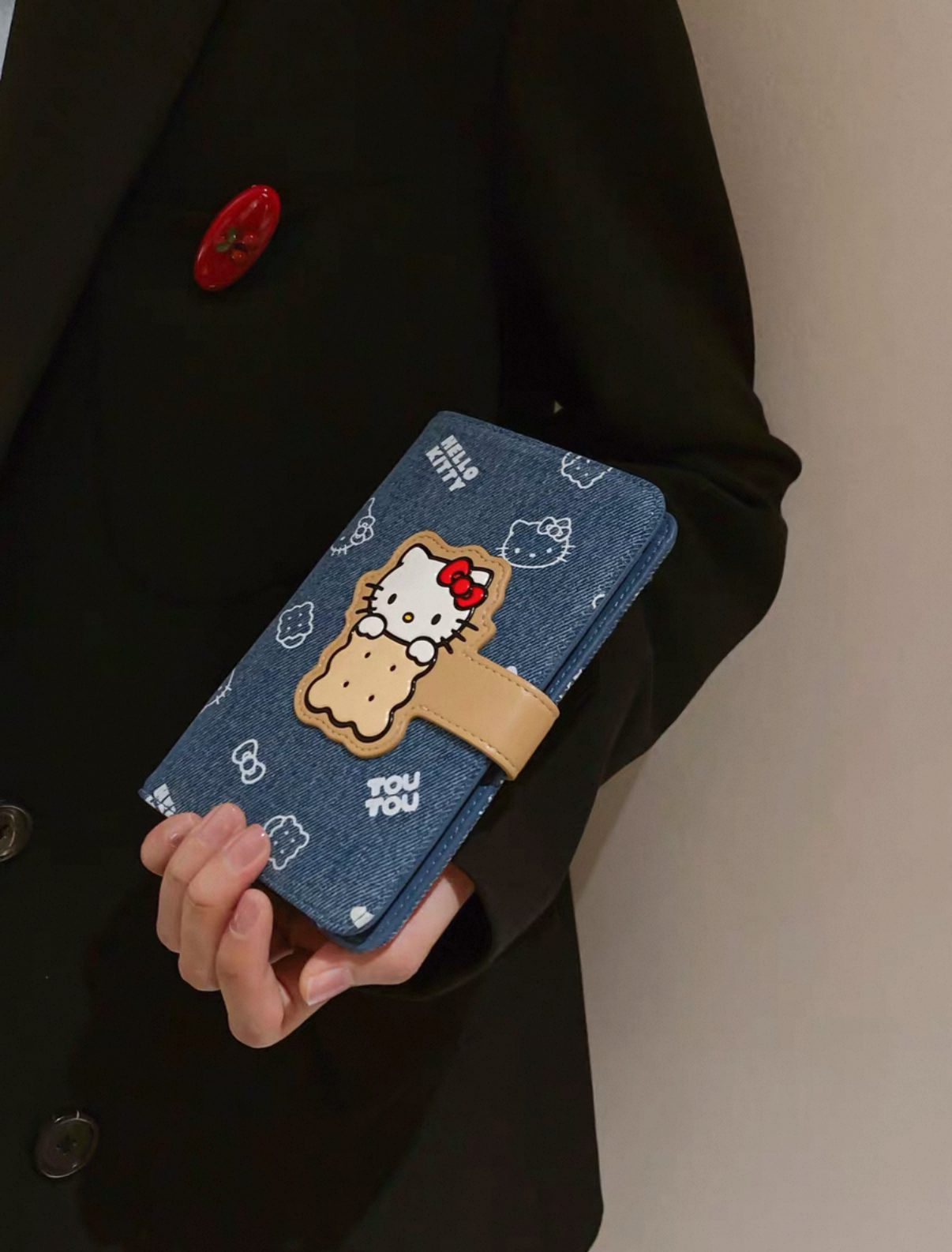 TOUTOU x SANRIO 三麗鷗 正版授權 HELLOKITTY 牛仔餅乾護照包 護照夾 錢包 收納包 零錢包 卡包 牛仔藍/預購