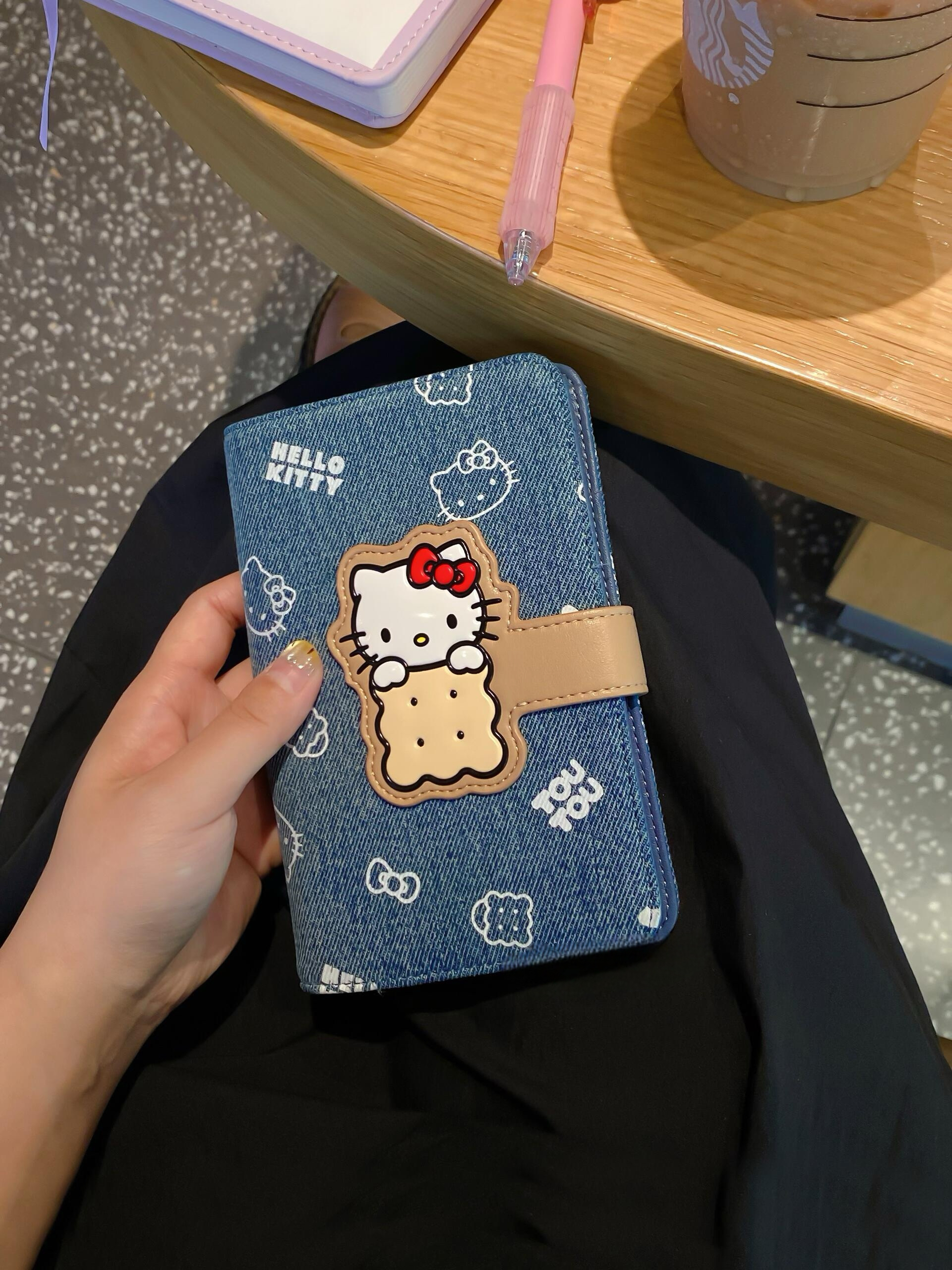 TOUTOU x SANRIO 三麗鷗 正版授權 HELLOKITTY 牛仔餅乾護照包 護照夾 錢包 收納包 零錢包 卡包 牛仔藍/預購