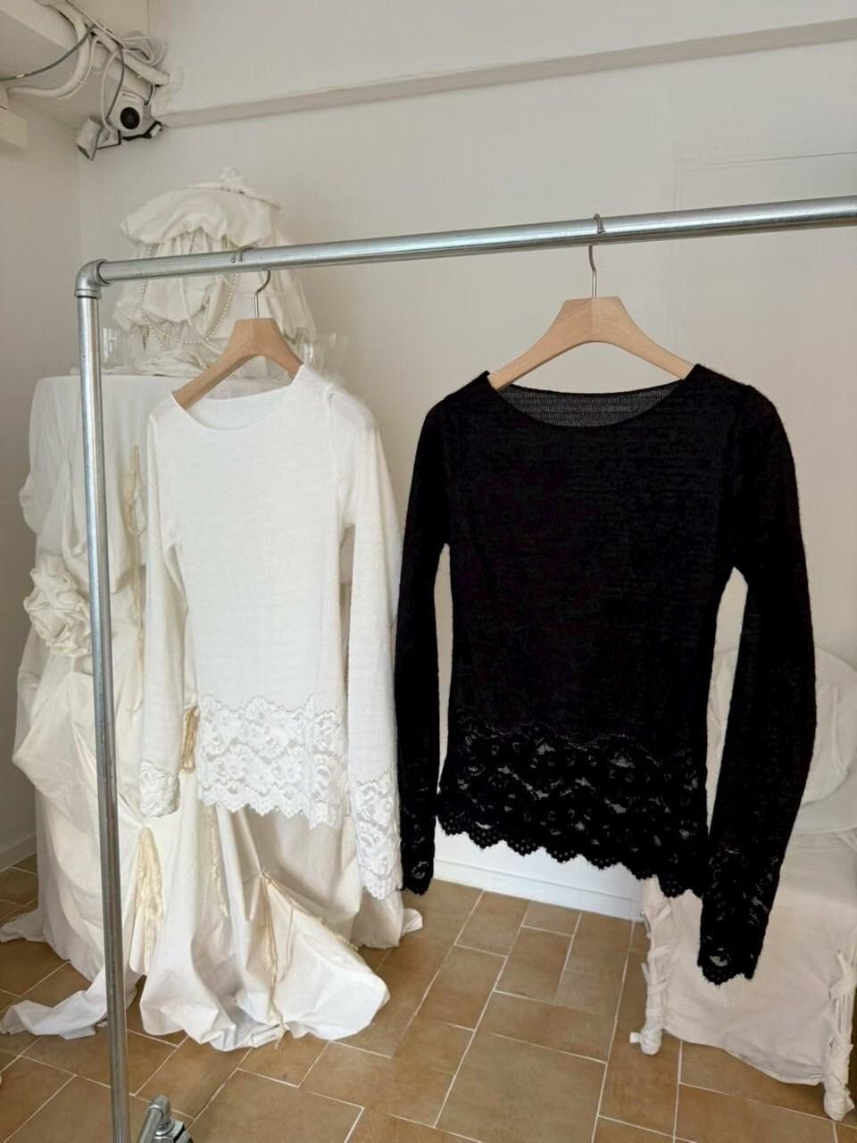 下擺拼接同色系蕾絲造型圓領打底衣 / 2色