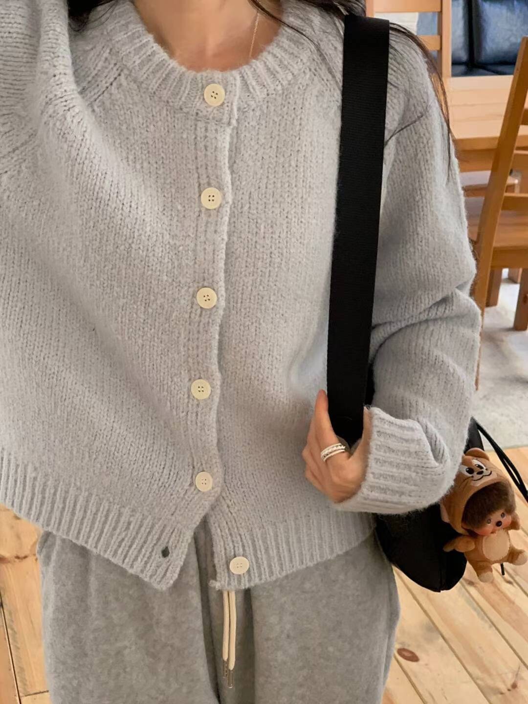 甜美感白色排釦造型圓領針織毛衣外套 / 3色