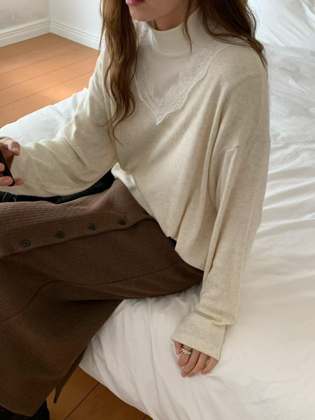 白色滾邊雕花蕾絲V領長袖羊毛上衣-F / 3色