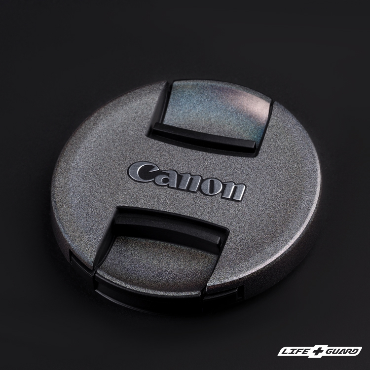 LIFE+GUARD 鏡頭蓋特寫，適用 Canon RF 85mm F1.4 L VC，彩灰風格設計
