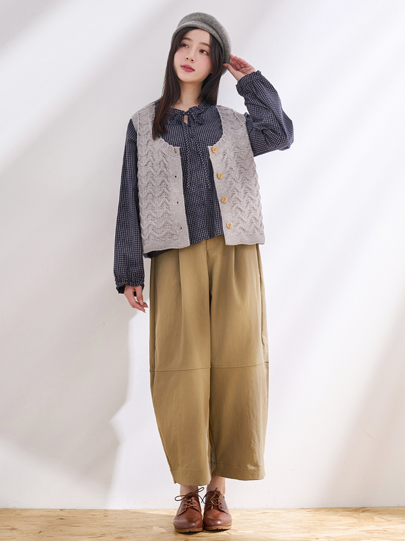 木釦簍空背心荷葉綁帶上衣打褶蘿蔔褲組合