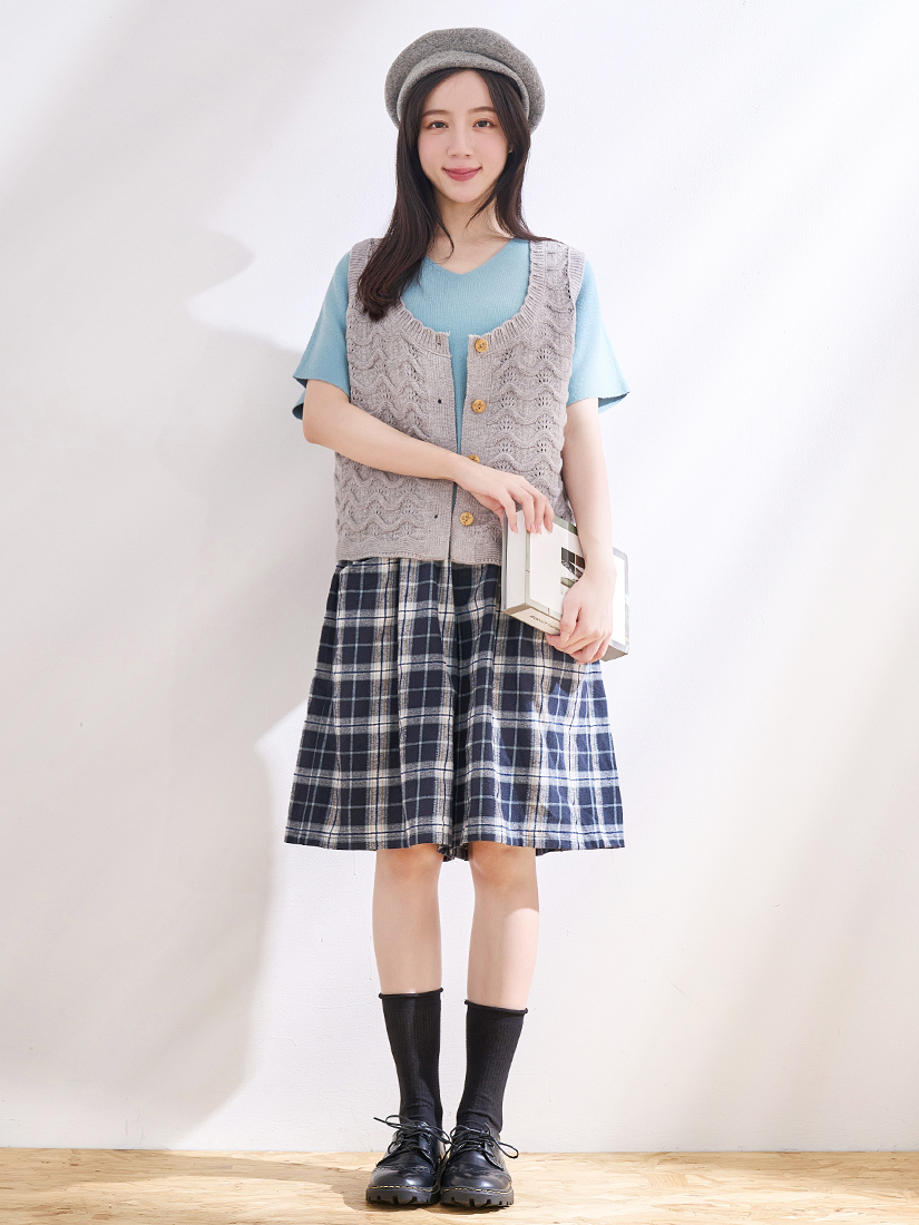 木釦簍空背心V領針織上衣格紋六分褲組合