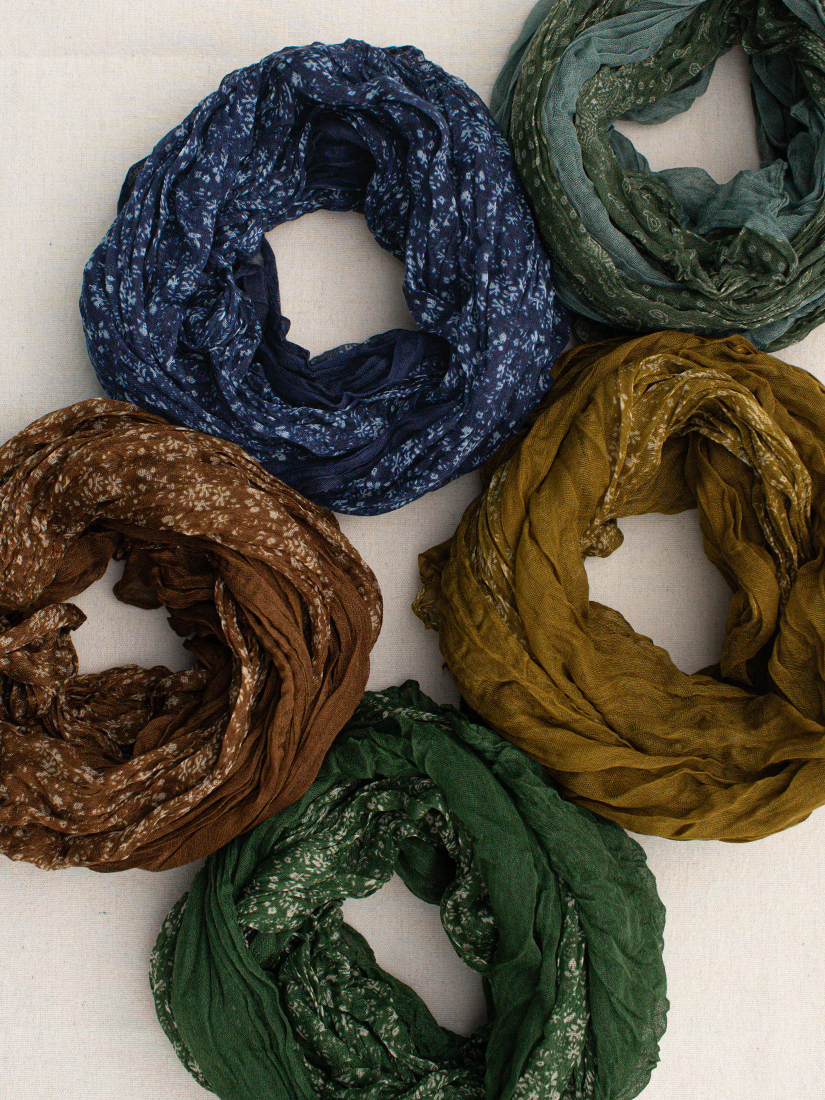 恬靜碎花配色抓皺圍巾