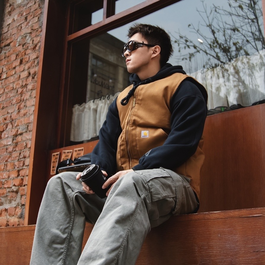 Carhartt V01 Firm Duck 立領夾棉工裝馬甲｜經典美式工裝 × 保暖耐穿｜Relaxed Fit 男款