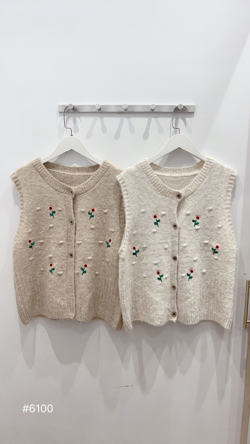 刺繡花花排釦針織背心s