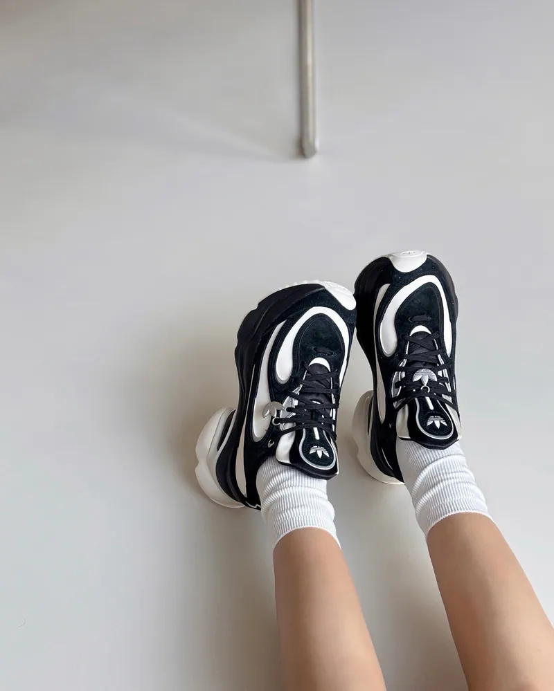 【代購】adidas Originals Ozvenuz「浮蝶鞋」｜復古運動 × 生活休閒鞋｜女款 黑白配色