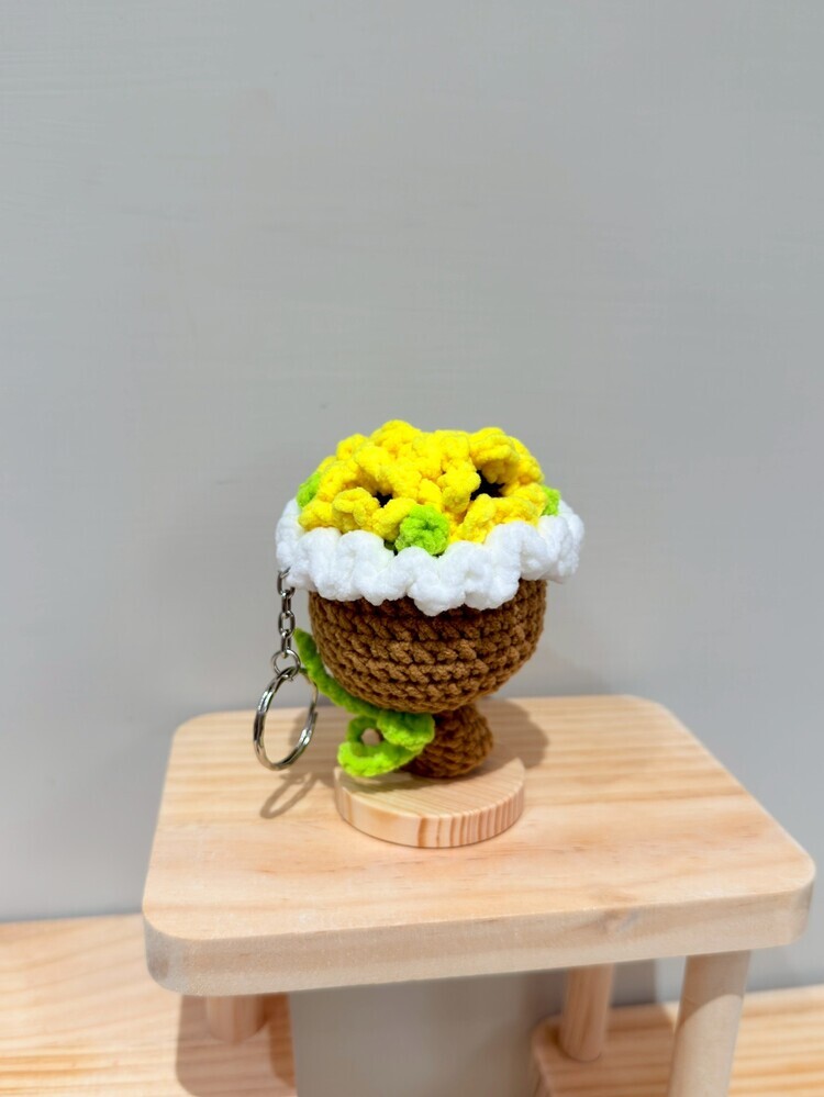 白色滾邊黃花一小束花編織吊飾