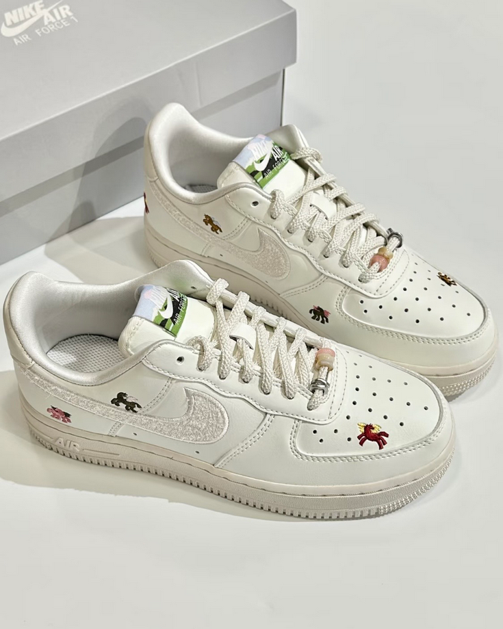 【預訂】NIKE AIR FORCE 1 07 奶油白 刺繡飛馬-WOMEN