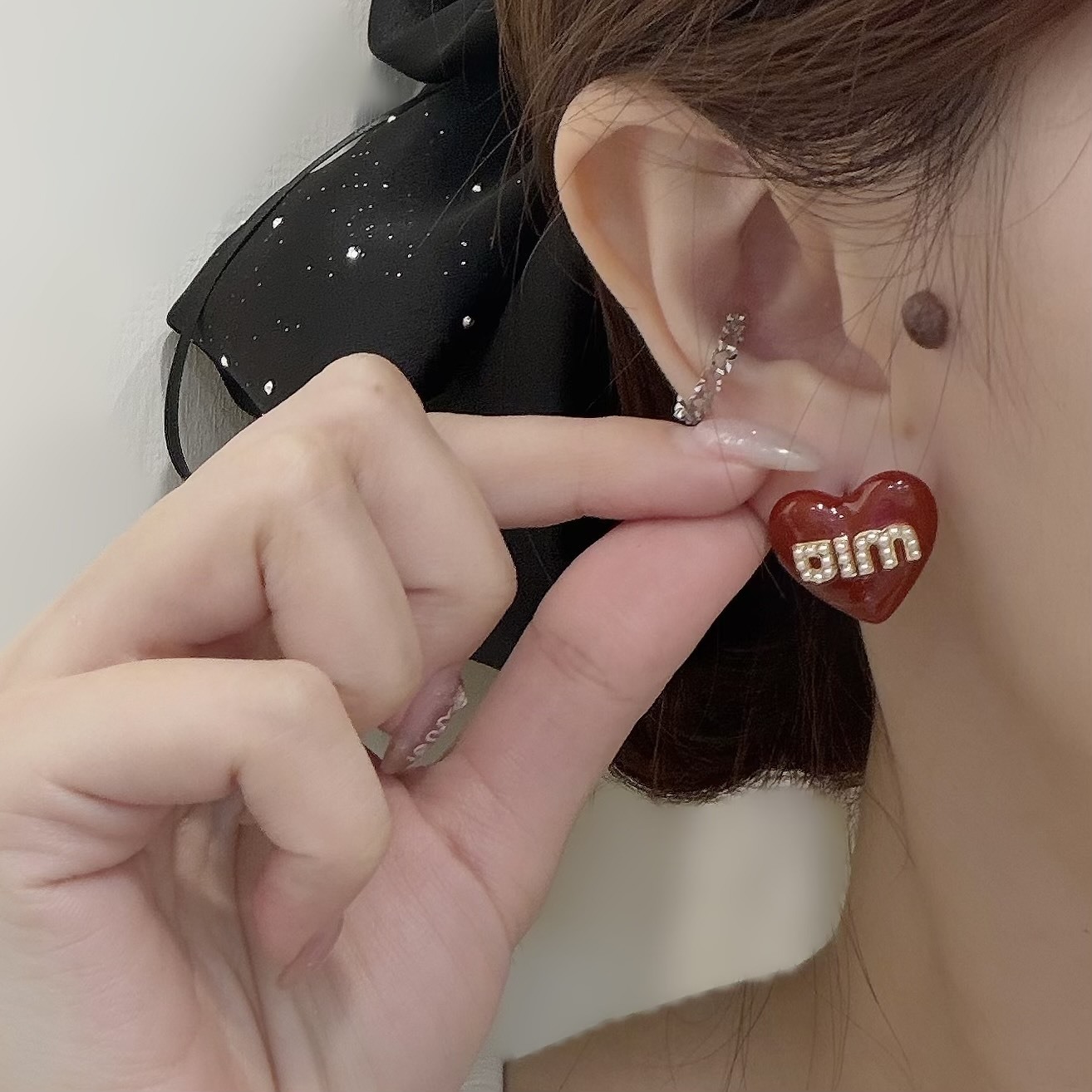 A153珍珠字母烤漆愛心耳針