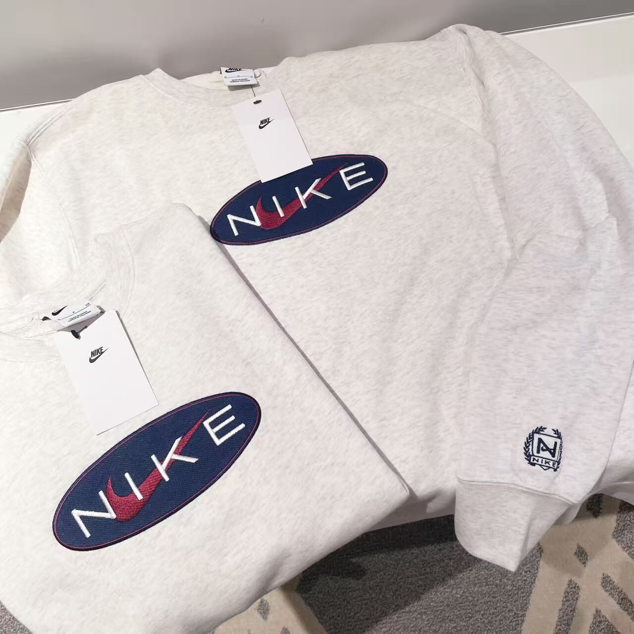 NIKE MIDDLE LOGO SWEATSHIRT