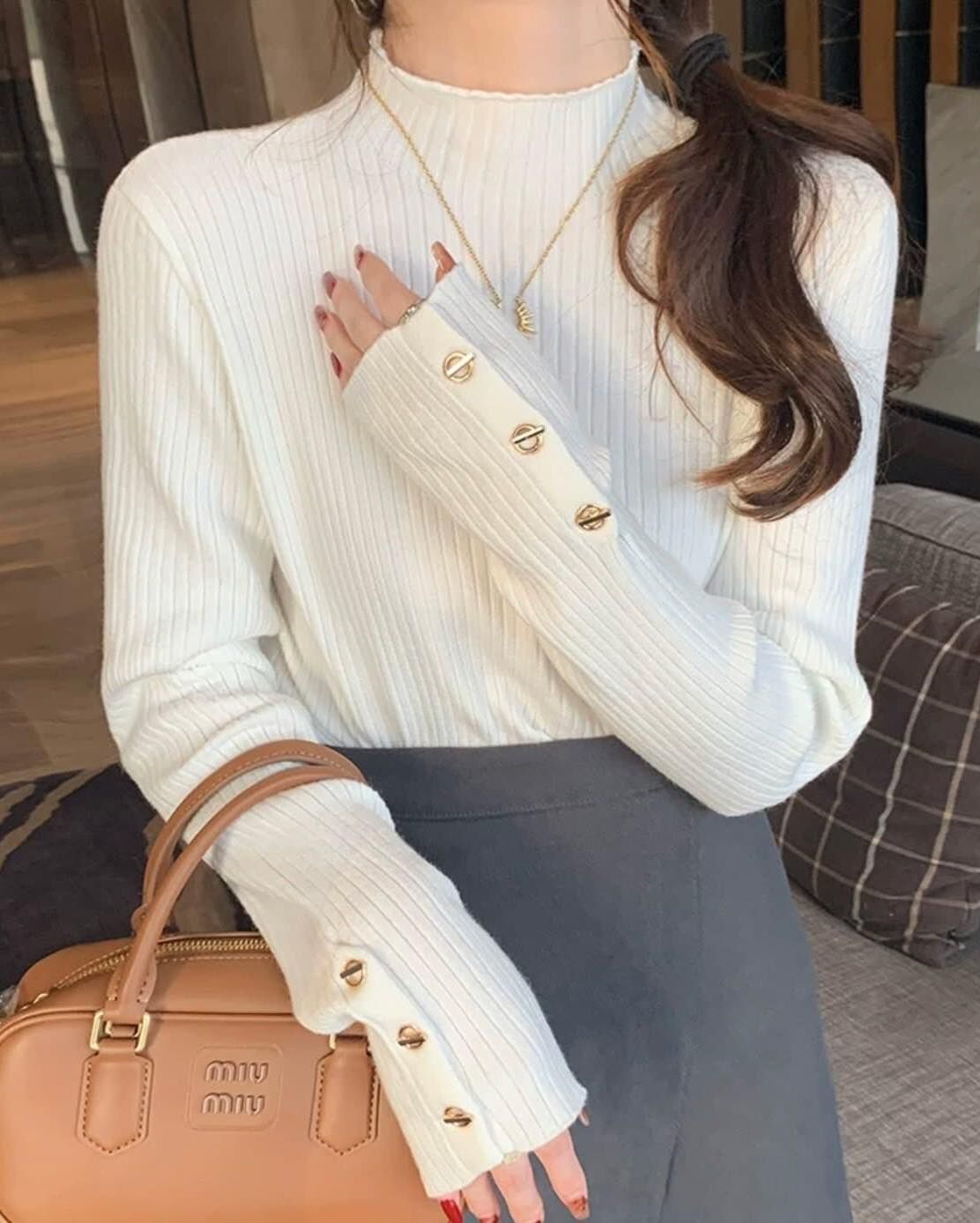 【百搭必備的小立領金釦坑條針織上衣】（現貨）
