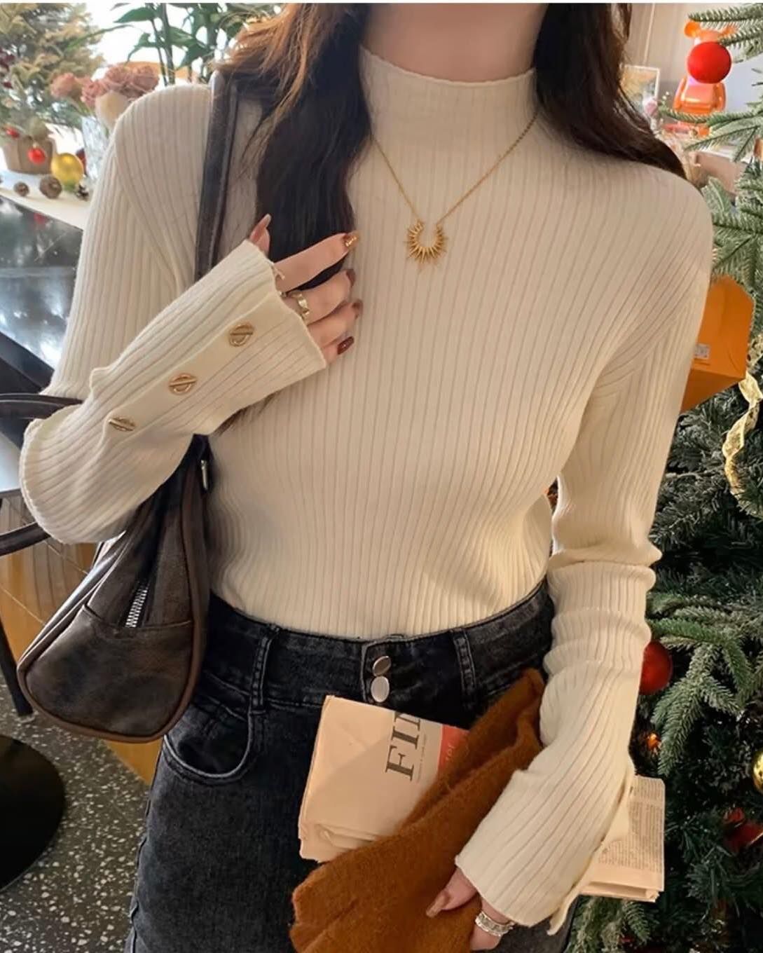 【百搭必備的小立領金釦坑條針織上衣】（現貨）